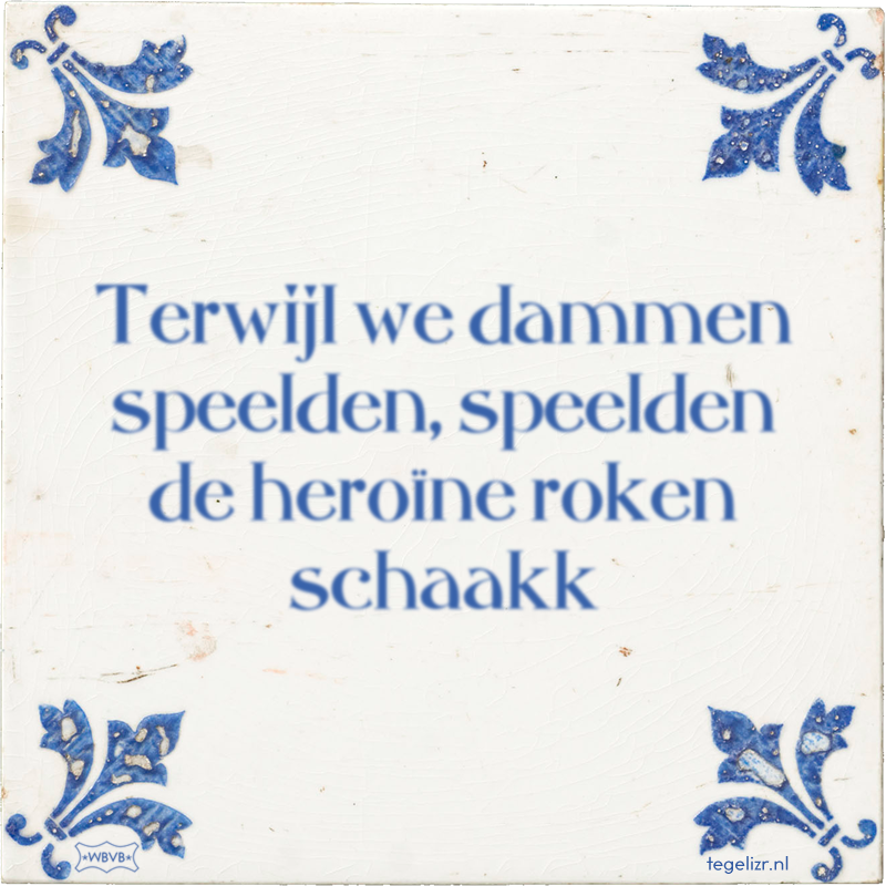Terwijl we dammen speelden, speelden de heroïne roken schaakk - Online tegeltjes bakken