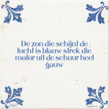 De zon die schijnt de lucht is blauw strek die motor uit de schuur heel gauw - 1 keer bekeken