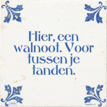 Hier, een walnoot. Voor tussen je tanden. - 1 keer bekeken