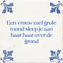 Een vrouw met grote mond sleep je aan haar haar over de grond - 3 keer bekeken